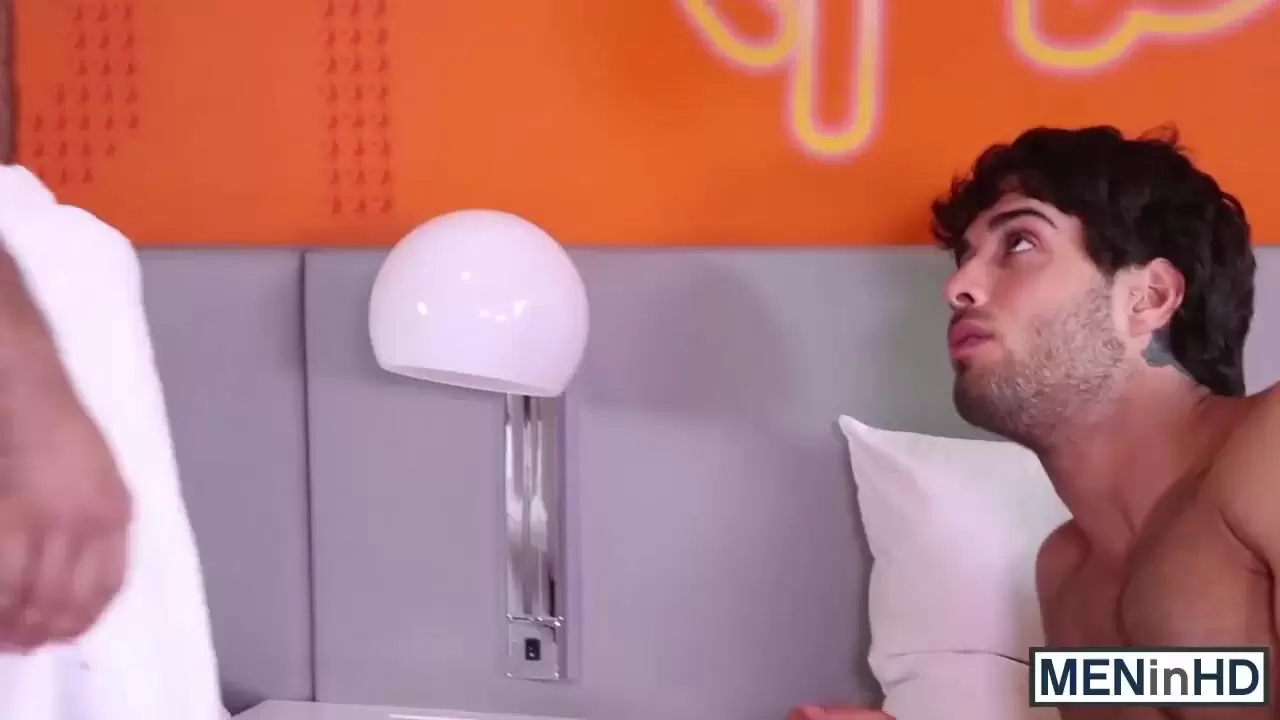 Le mec sexy Diego Sans claque le cul de Rickys avec son weenie gothique regarder en ligne image