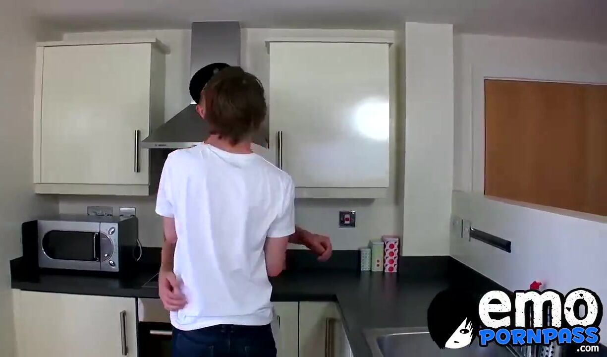 Punks deliciosos fazendo sexo anal grosso em uma cozinha