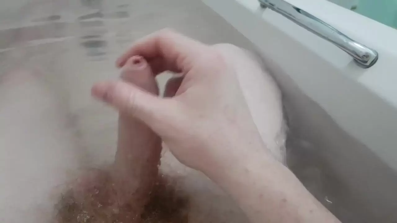 Мастурбирует в ванной