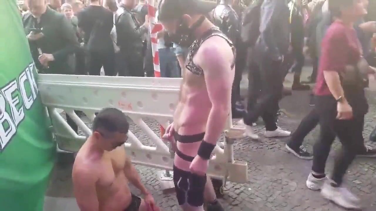 Уличные развлечения в Берлине.Минет, секс, писает и фистинг смотреть онлайн