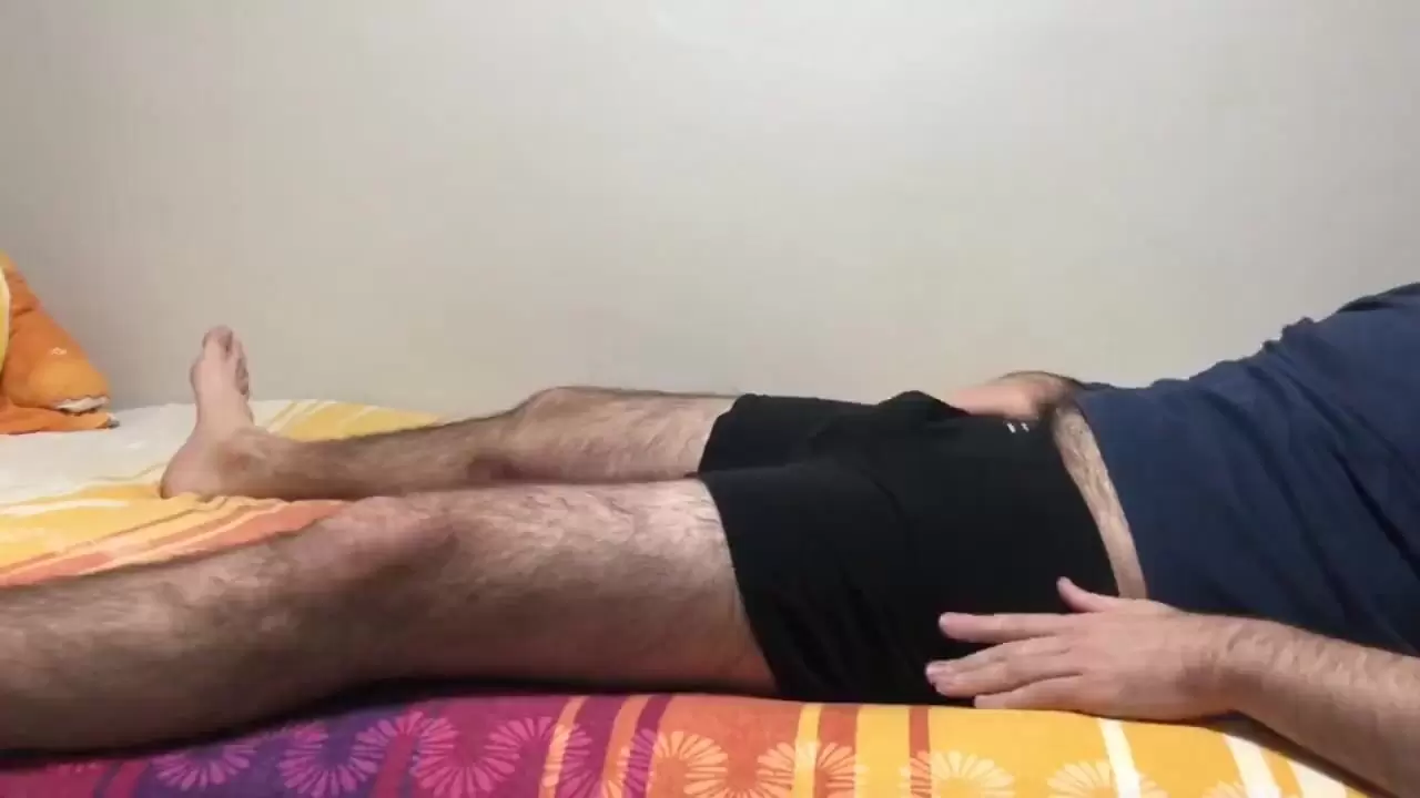 Сексуальный волосатый мужчина весело массаж тела массаж и волосатые  отверстия задницы и ноги смотреть онлайн