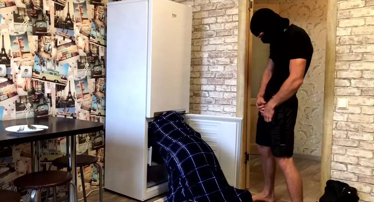 La ladro scopa un uomo bloccato nel frigorifero.Porno russo guarda online foto