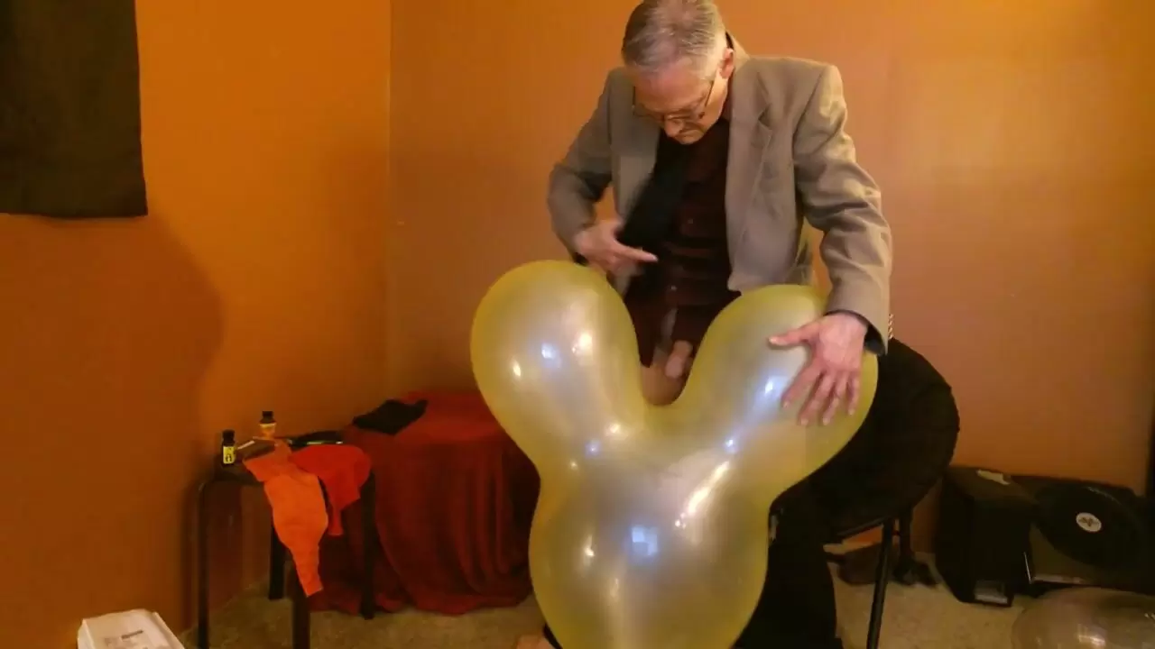 Balão 70) Mickey Mouse Balloon Pop and Shave.(Sessão termina no vídeo 71) vê online