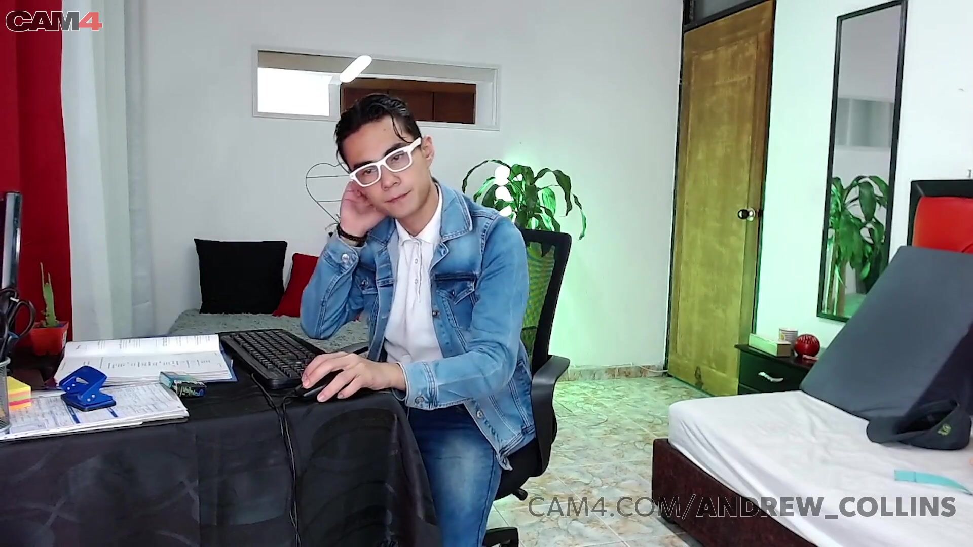 Nerdy Latino Twink has amazing orgasm in his Bedroom | CAM4 Male