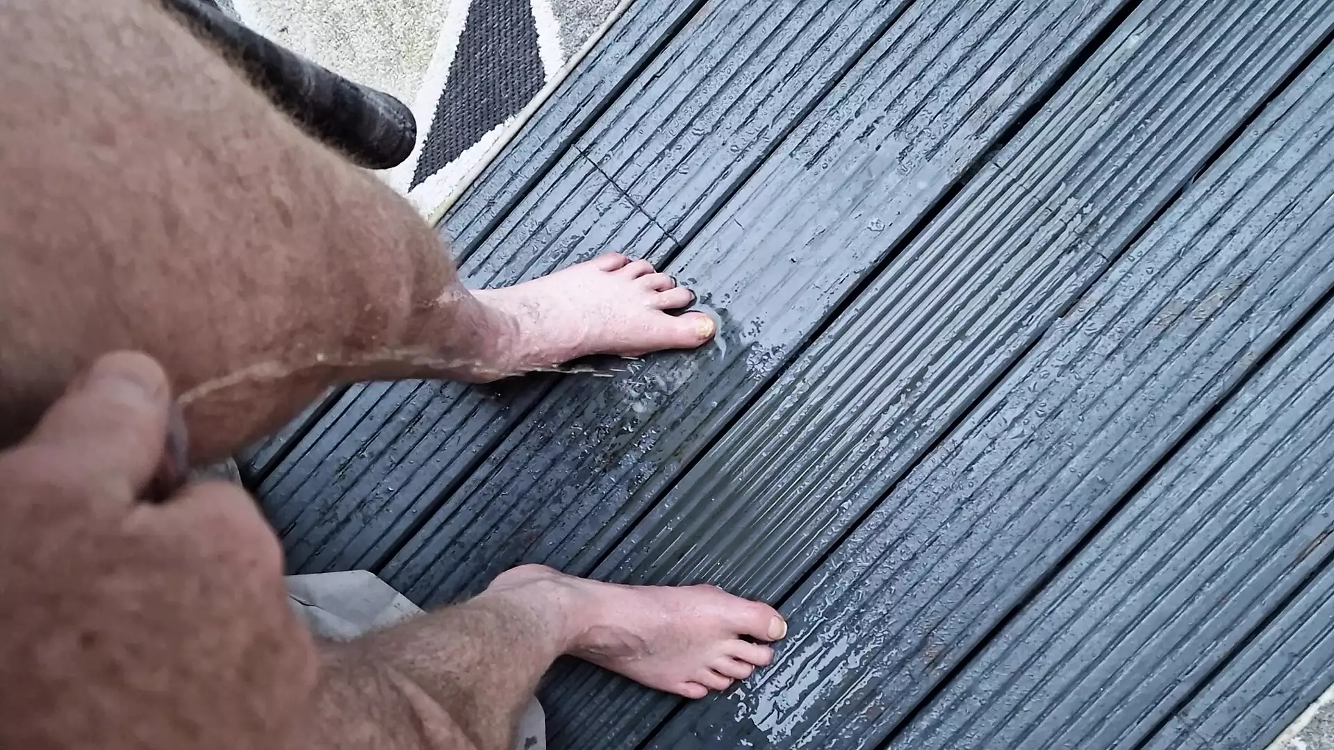 Il mio cazzo rosso che piscia sui miei piedi nudi sul ponte prima della mia sessione di masturbazione quotidiana guarda online