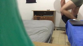 Une caméra cachée surprend ma bande de colocataire nue et se masturbe devant du porno gay et jouit sur lui-même regarder en ligne photo
