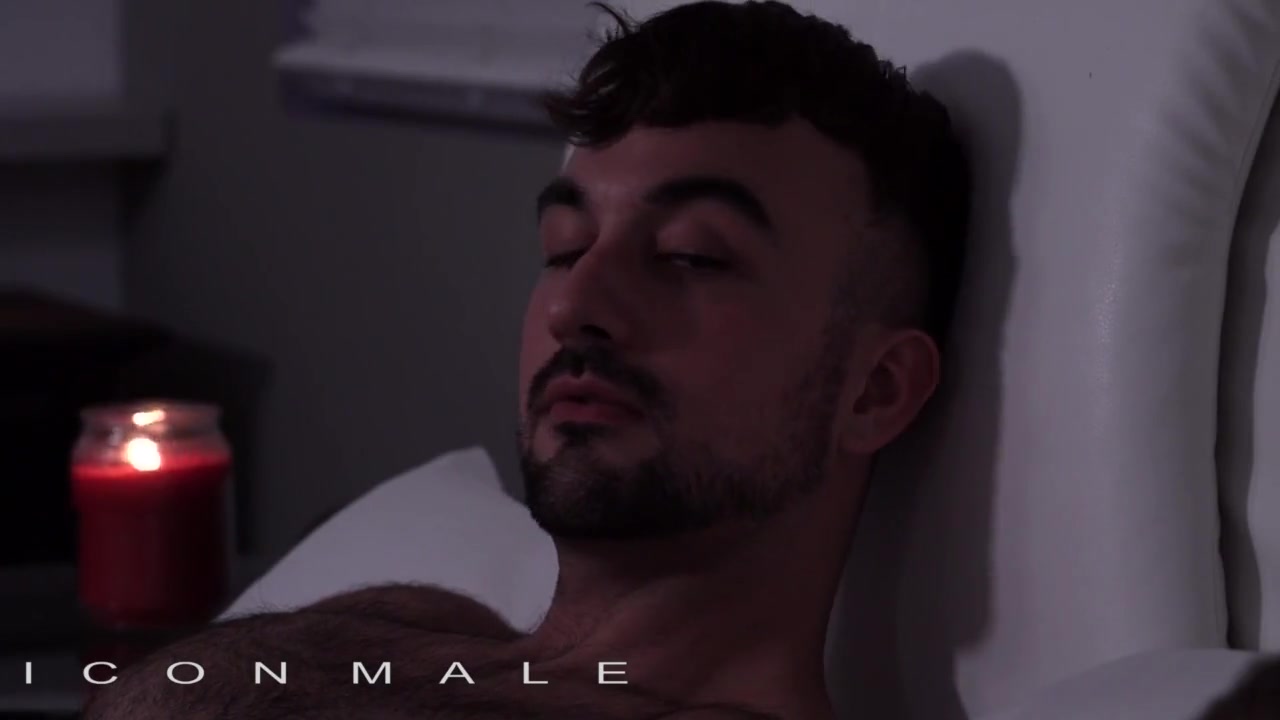 IconMale - Un beau mec poilu baise un minet lors d une soirée pyjama